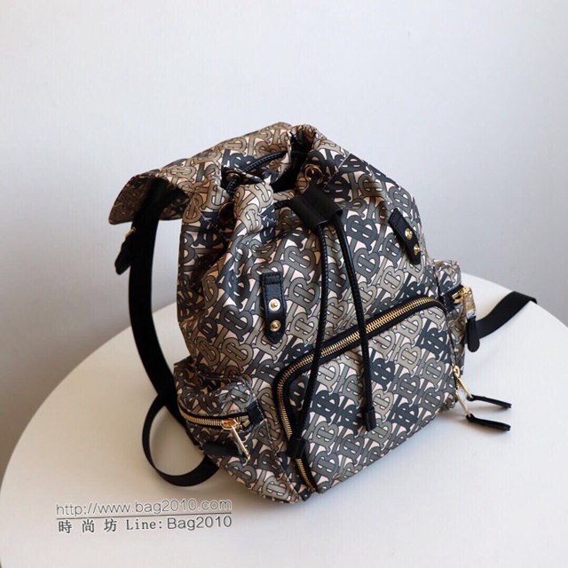 Burberry專櫃新款雙肩包 巴寶莉The Rucksack中號專屬標識印花尼龍軍旅背包  db1176